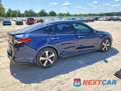 Trzecie zdjęcie samochodu z tyłu: 2020 KIA OPTIMA S VIN:5XXGT4L35LG396500 - miniatura