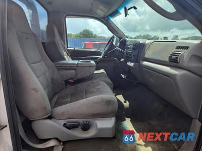 Piąte zdjęcie samochodu w środku: 2005 FORD F550 SUPER DUTY VIN:1FDAF56P25EB90023 - miniatura