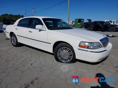Czwarte zdjęcie samochodu z boku: 2009 LINCOLN TOWN CAR SIGNATURE LIMITED VIN:2LNHM82V59X636440 - miniatura