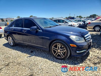 Czwarte zdjęcie samochodu z boku: 2013 MERCEDES-BENZ C 350 VIN:WDDGF5HB4DG105109 - miniatura