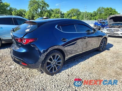 Trzecie zdjęcie samochodu z tyłu: 2024 MAZDA 3 PREFERRED VIN:JM1BPALM2R1716527 - miniatura