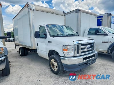 Czwarte zdjęcie samochodu z boku: 2021 FORD ECONOLINE E450 SUPER DUTY CUTAWAY VAN VIN:1FDXE4FN8MDC25061 - miniatura