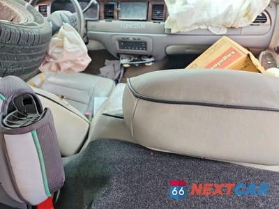 Zdjęcie 8 z 12 samochodu: 1999 LINCOLN TOWN CAR SIGNATURE VIN:1LNHM82W7XY658364 - miniatura