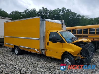 Czwarte zdjęcie samochodu z boku: 2023 GMC SAVANA BOX TRUCK VIN:7GZ37TC74PN002028 - miniatura