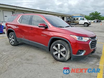 Czwarte zdjęcie samochodu z boku: 2021 CHEVROLET TRAVERSE LT VIN:1GNEVHKW0MJ106477 - miniatura