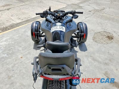 Zdjęcie 6 z 9 samochodu: 2016 CAN-AM SPYDER ROADSTER F3 VIN:2BXRDDD26GV000459 - miniatura