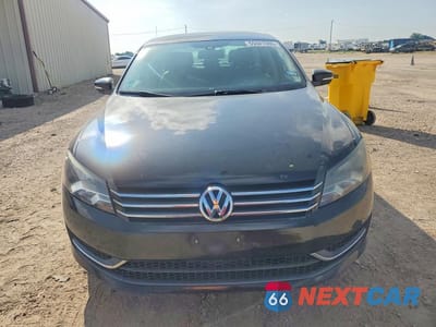 Piąte zdjęcie samochodu w środku: 2015 VOLKSWAGEN PASSAT S VIN:1VWAT7A36FC060530 - miniatura