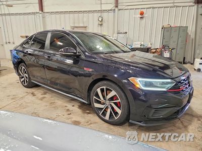 Czwarte zdjęcie samochodu z boku: 2019 VOLKSWAGEN JETTA GLI VIN:3VW6T7BUXKM243953 - miniatura