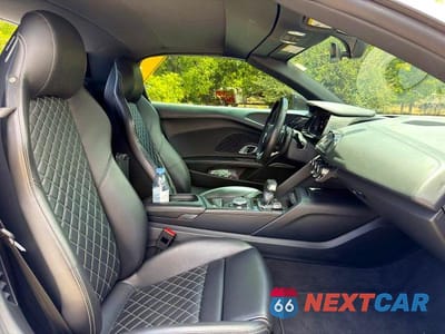 Piąte zdjęcie samochodu w środku: 2017 AUDI R8 SPYDER VIN:WUAVACFX5H7903940 - miniatura