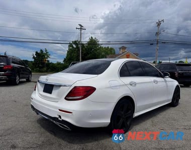 Czwarte zdjęcie samochodu z boku: 2018 MERCEDES-BENZ E 300 VIN:WDDZF4JB8JA371390 - miniatura