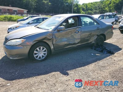 2005 TOYOTA CAMRY LE 4T1BE30KX5U964145 - główne zdjęcie licytacji z USA - miniatura