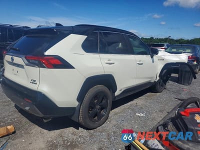 Trzecie zdjęcie samochodu z tyłu: 2020 TOYOTA RAV4 XSE VIN:JTMEWRFV3LD551144 - miniatura