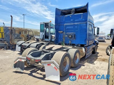 Czwarte zdjęcie samochodu z boku: 2017 VOLVO VNL SEMI TRUCK VIN:4V4NC9EH6HN973497 - miniatura