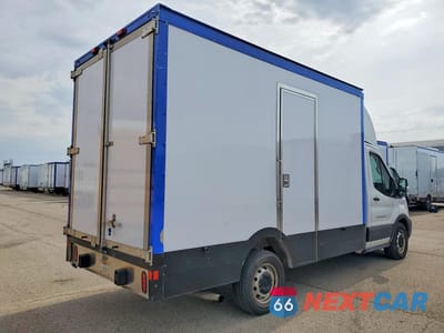 Trzecie zdjęcie samochodu z tyłu: 2022 FORD TRANSIT DELIVERY TRUCK VIN:1FDBW5Z87NKA39902 - miniatura