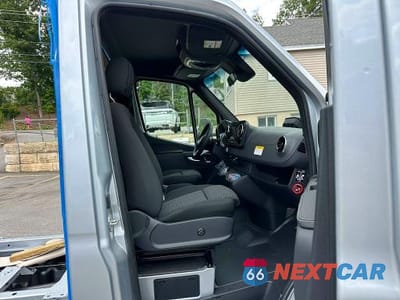 Zdjęcie 9 z 10 samochodu: 2025 MERCEDES-BENZ SPRINTER 4500 VIN:W1X9N33Y1SN355924 - miniatura