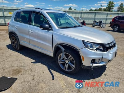 Czwarte zdjęcie samochodu z boku: 2017 VOLKSWAGEN TIGUAN VIN:WVGUV7AX2HK030250 - miniatura