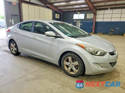 Czwarte zdjęcie samochodu z boku: 2013 HYUNDAI ELANTRA GLS VIN:5NPDH4AE5DH196456 - miniatura