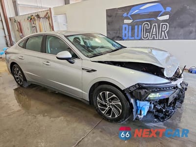 Czwarte zdjęcie samochodu z boku: 2026 HYUNDAI SONATA HYBRID BLUE VIN:KMHL24JJ1TA161943 - miniatura