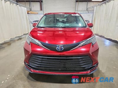 Piąte zdjęcie samochodu w środku: 2025 TOYOTA SIENNA XLE 8-PASSENGER VIN:5TDYRKEC2SS243705 - miniatura