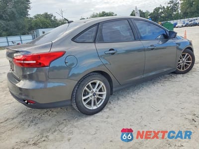 Trzecie zdjęcie samochodu z tyłu: 2016 FORD FOCUS SE VIN:1FADP3F26GL242684 - miniatura