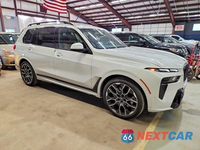 Czwarte zdjęcie samochodu z boku: 2024 BMW X7 XDRIVE40I VIN:5UX23EM0XR9S58315 - miniatura