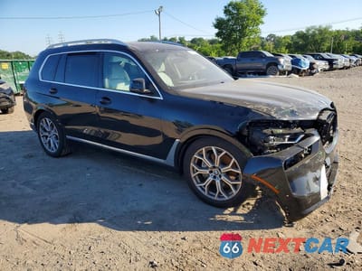 Czwarte zdjęcie samochodu z boku: 2025 BMW X7 XDRIVE40I VIN:5UX23EM06S9X68120 - miniatura