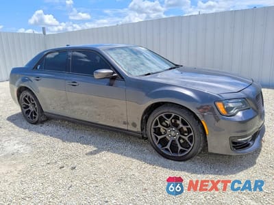 Czwarte zdjęcie samochodu z boku: 2019 CHRYSLER 300 S VIN:2C3CCABG1KH654206 - miniatura