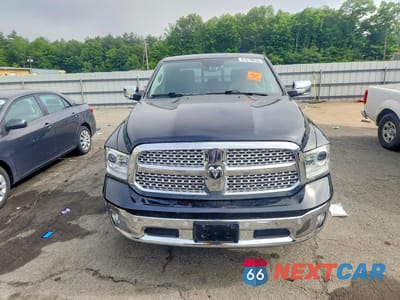 Piąte zdjęcie samochodu w środku: 2018 RAM 1500 LARAMIE VIN:1C6RR7NM1JS258297 - miniatura