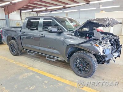 Czwarte zdjęcie samochodu z boku: 2026 TOYOTA TUNDRA SR5 VIN:5TFLA5DB2TX416579 - miniatura