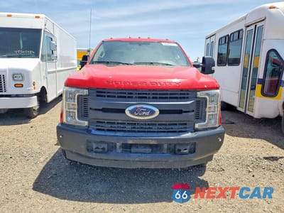 Piąte zdjęcie samochodu w środku: 2017 FORD F350 CHSCB VIN:1FD8X3GT4HEE22430 - miniatura