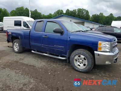 Czwarte zdjęcie samochodu z boku: 2013 CHEVROLET SILVERADO K1500 LT VIN:1GCRKSE70DZ197921 - miniatura