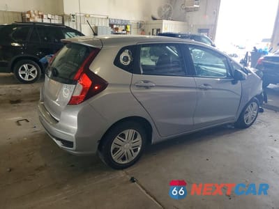 Trzecie zdjęcie samochodu z tyłu: 2020 HONDA FIT LX VIN:3HGGK5H43LM714706 - miniatura