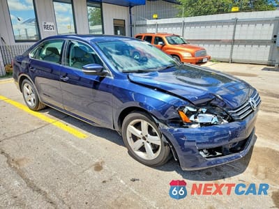 Czwarte zdjęcie samochodu z boku: 2013 VOLKSWAGEN PASSAT SE VIN:1VWBP7A35DC037486 - miniatura