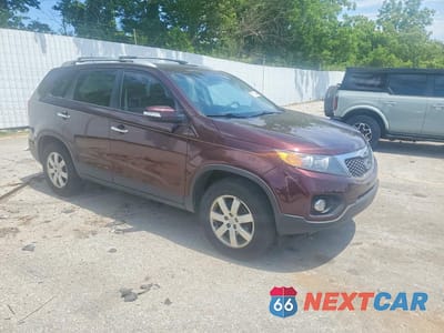Czwarte zdjęcie samochodu z boku: 2013 KIA SORENTO LX VIN:5XYKT4A25DG325329 - miniatura