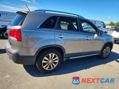 Trzecie zdjęcie samochodu z tyłu: 2011 KIA SORENTO EX VIN:5XYKUDA25BG179119 - miniatura
