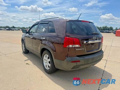 Trzecie zdjęcie samochodu z tyłu: 2013 KIA SORENTO LX VIN:5XYKT3A68DG391838 - miniatura