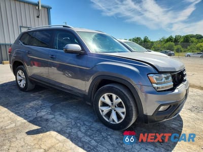 Czwarte zdjęcie samochodu z boku: 2018 VOLKSWAGEN ATLAS SE VIN:1V2CR2CA0JC565995 - miniatura