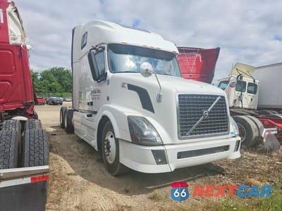 2012 VOLVO VNL SEMI TRUCK 4V4NC9EJ2CN551139 - główne zdjęcie licytacji z USA - miniatura
