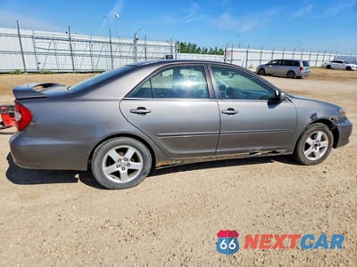 Trzecie zdjęcie samochodu z tyłu: 2002 TOYOTA CAMRY LE V6 VIN:JTDBF30K920033818 - miniatura