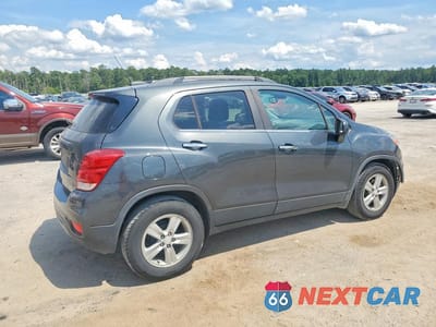 Trzecie zdjęcie samochodu z tyłu: 2020 CHEVROLET TRAX 1LT VIN:3GNCJLSB2LL269772 - miniatura