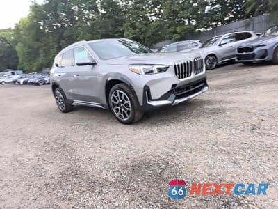 Trzecie zdjęcie samochodu z tyłu: 2026 BMW X1 XDRIVE28I VIN:WBX73EF01T5481669 - miniatura