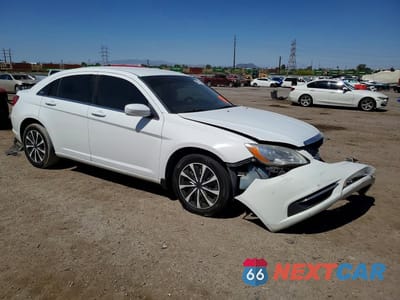 Czwarte zdjęcie samochodu z boku: 2013 CHRYSLER 200 LX VIN:1C3CCBAB1DN559652 - miniatura
