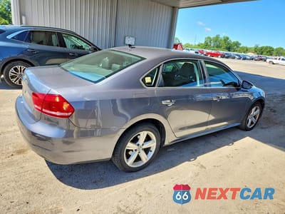 Trzecie zdjęcie samochodu z tyłu: 2012 VOLKSWAGEN PASSAT SE VIN:1VWBH7A38CC021813 - miniatura