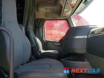 Piąte zdjęcie samochodu w środku: 2023 VOLVO VNL SEMI TRUCK VIN:4V4NC9EJ0PN615927 - miniatura