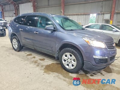 Czwarte zdjęcie samochodu z boku: 2014 CHEVROLET TRAVERSE LS VIN:1GNKRFKDXEJ303202 - miniatura
