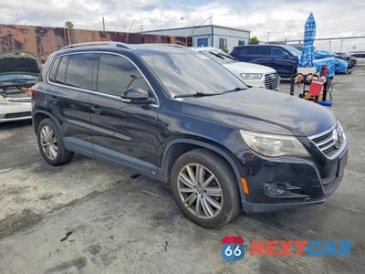 Czwarte zdjęcie samochodu z boku: 2011 VOLKSWAGEN TIGUAN S VIN:WVGBV7AX6BW556274 - miniatura