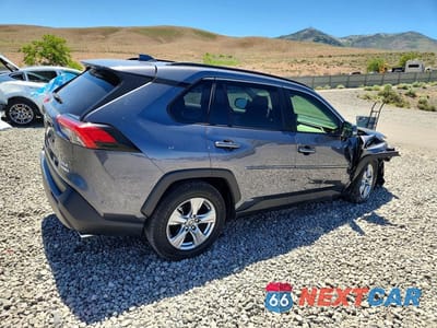 Trzecie zdjęcie samochodu z tyłu: 2023 TOYOTA RAV4 HYBRID XLE VIN:JTMRWRFVXPD206684 - miniatura