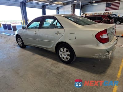 Drugie zdjęcie samochodu z przodu: 2002 TOYOTA CAMRY LE VIN:JTDBE32K820045555 - miniatura