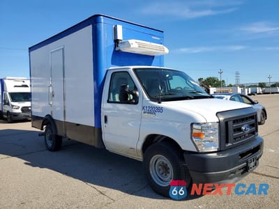 Czwarte zdjęcie samochodu z boku: 2023 FORD E350 REFRIGERATED BOX TRUCK VIN:1FDWE3FK9PDD32054 - miniatura