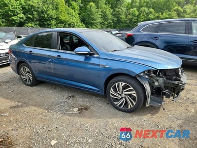 Czwarte zdjęcie samochodu z boku: 2021 VOLKSWAGEN JETTA SEL PREMIUM VIN:3VWG57BUXMM016537 - miniatura